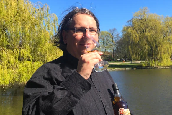 Paul M. Hahlbohm beim Nosing eines Whiskys am Wasser